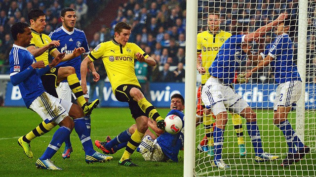 schalke 04 vua co chien thang day bat ngo 4 - 2 ngay tren san dortmund