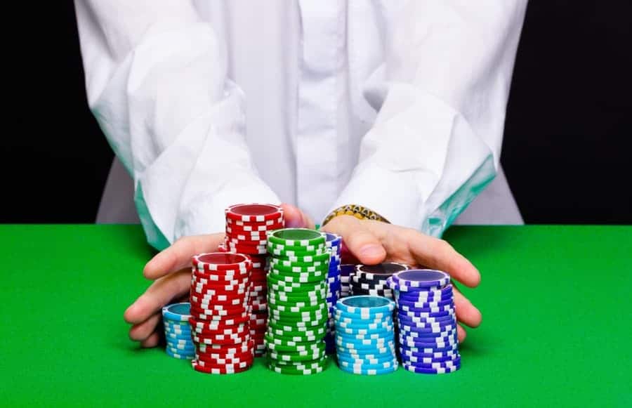 Chi tiết luật chung và quy định cược cho mỗi bàn trong Poker